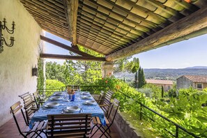 تناول الطعام بالخارج