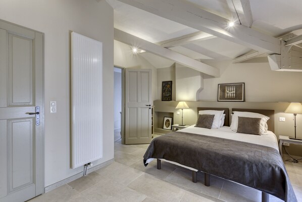 5 عدّة غرف نوم ومكتب ومكواة/لوح كي وسرير سفر