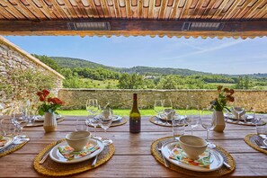 Outdoor dining - Great holiday house in the Provence - La Pastorale (Viens)