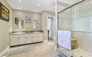 Douche, serviettes fournies, savon, papier toilette