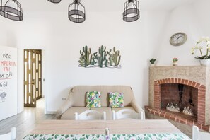 Apartment | Wohnbereich | Fernseher