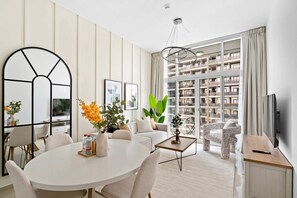 Leilighet – elite, balkong, byutsikt | Oppholdsområde | En 50-tommers TV med kabel-kanaler