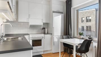 Studio Deluks | Dapur pribadi | Lemari es, microwave, oven, dan kompor