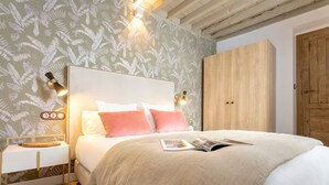 Une chambre à coucher avec un lit, une table de chevet et une armoire.