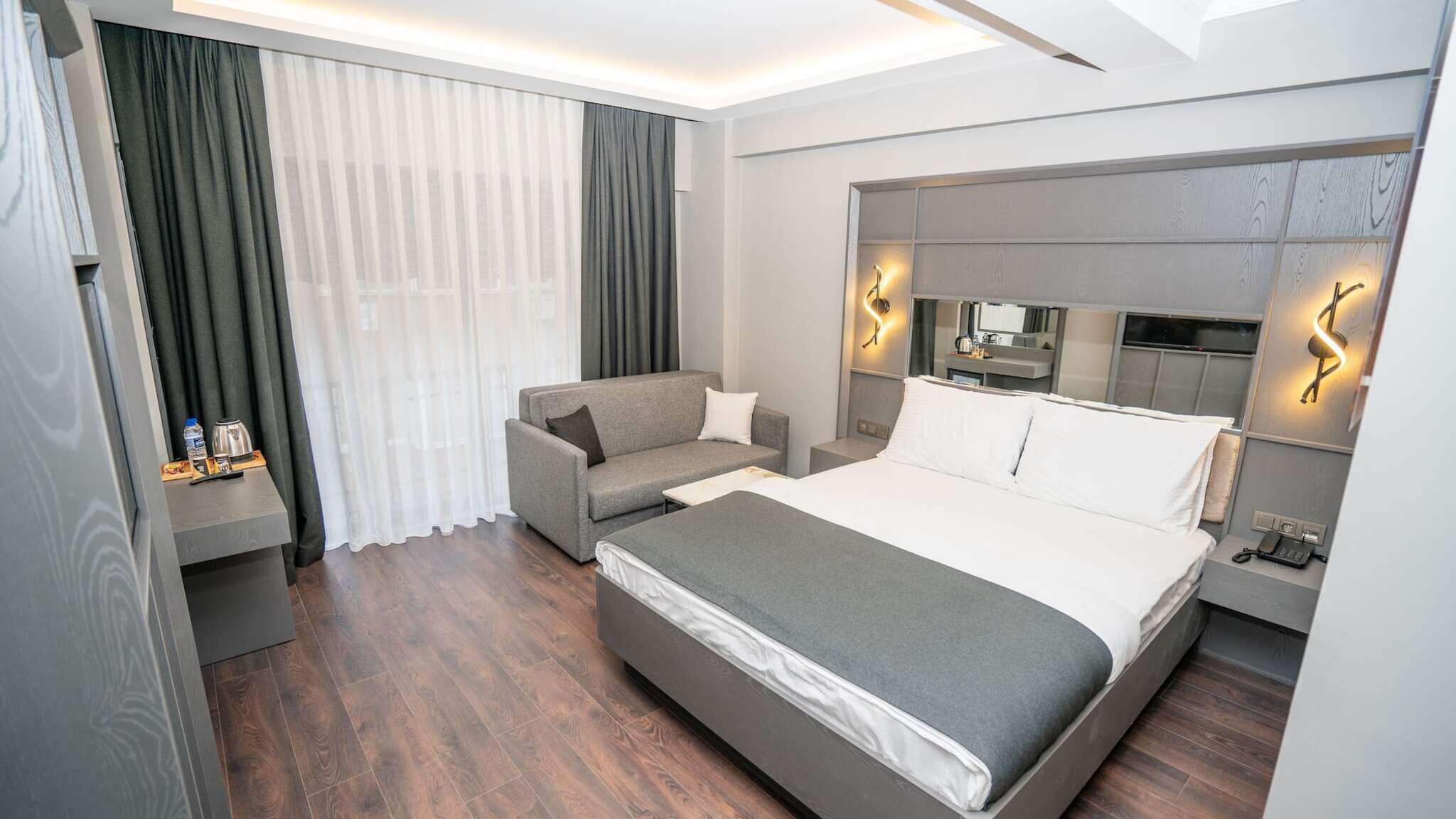 Luxe beddengoed, een bureau, een laptopwerkplek, geluiddichte muren