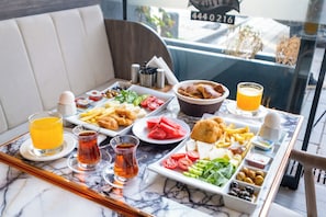 Petit déjeuner buffet servi tous les jours en supplément