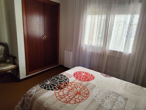 3 bedrooms, iron/ironing board, travel crib, bed sheets