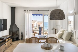 Smart-TV, Kamin, Bücher