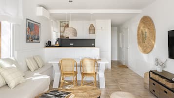 TV connectée, cheminée, livres