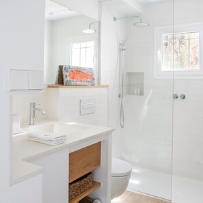 Douche, sèche-cheveux, serviettes fournies, savon