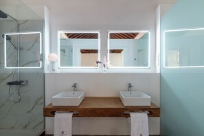 Family Double Room, City View | Bathroom | Shower, hair dryer, bathrobes, towels - Hotel Emblemático La Casa De La Camelia (San Cristóbal de La Laguna)