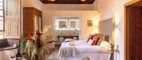 Habitación doble familiar, vista a la ciudad | Caja de seguridad en la habitación y escritorio