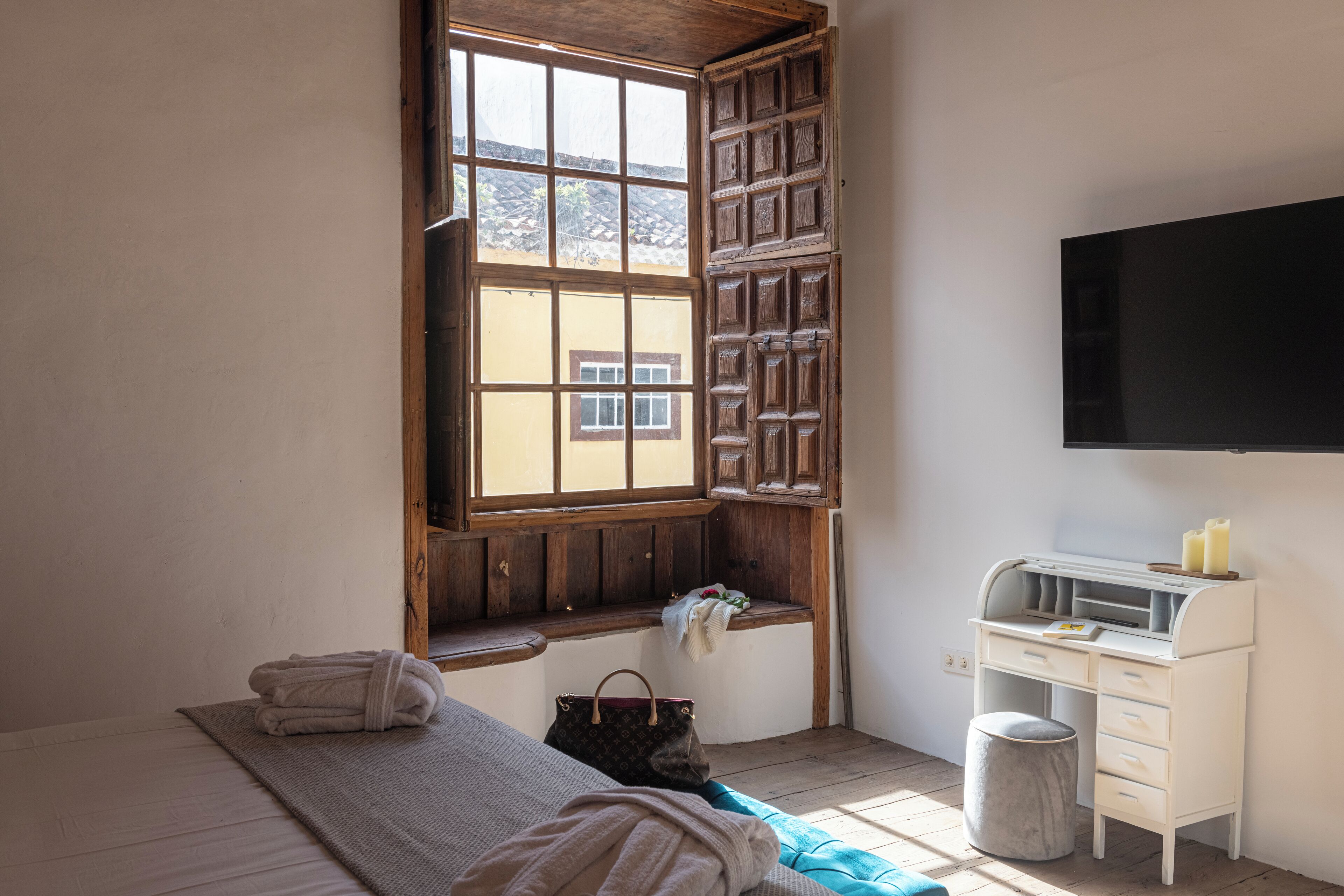 Deluxe tweepersoonskamer, uitzicht op stad | Een kluis op de kamer, een bureau, een laptopwerkplek, gratis wifi