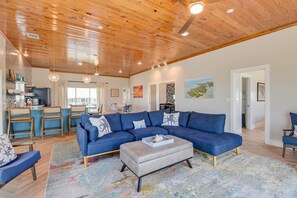 Smart TV, fireplace, stereo - Beautifully Renovated with Stunning Sunset Views and Dockage! (Cudjoe Key)