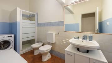 Comfort Apartment | Bathroom | Shower, hair dryer, bidet, towels