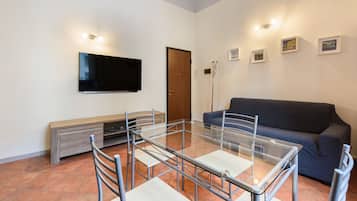 Appartamento Comfort | Area soggiorno | TV a schermo piatto 48 pollici con canali digitali