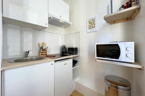 Fridge, microwave, stovetop, coffee/tea maker