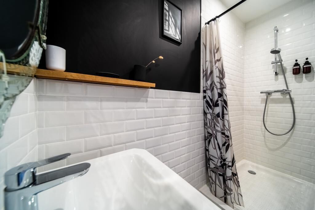 Een douche, een haardroger, handdoeken