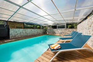 Indoor pool, a heated pool - Maison en Pierre, Piscine et Jardin Proche mer (Montfarville)