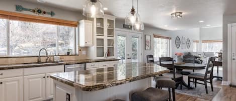 Kylskåp, mikrovågsugn, ugn och spishäll