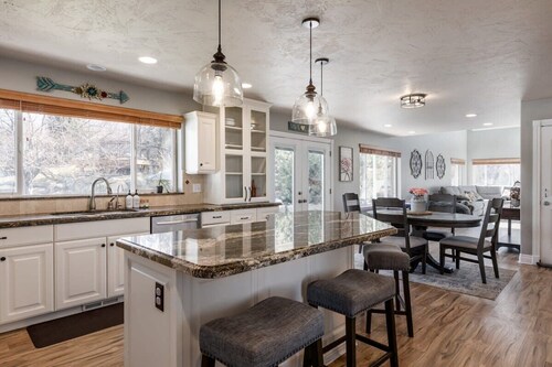 Ping pong, Arcade, Private yard w/ Mountain view!