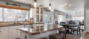 Ping pong, Arcade, Private yard w/ Mountain view!