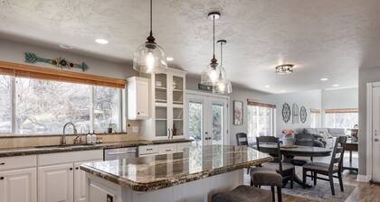 Ping pong, Arcade, Private yard w/ Mountain view!