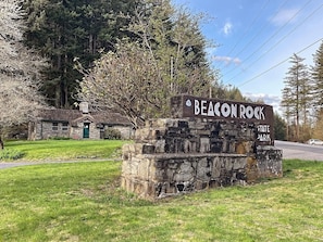 Une plaque de pierre portant l’inscription « Parc d’État de Beacon Rock ».
