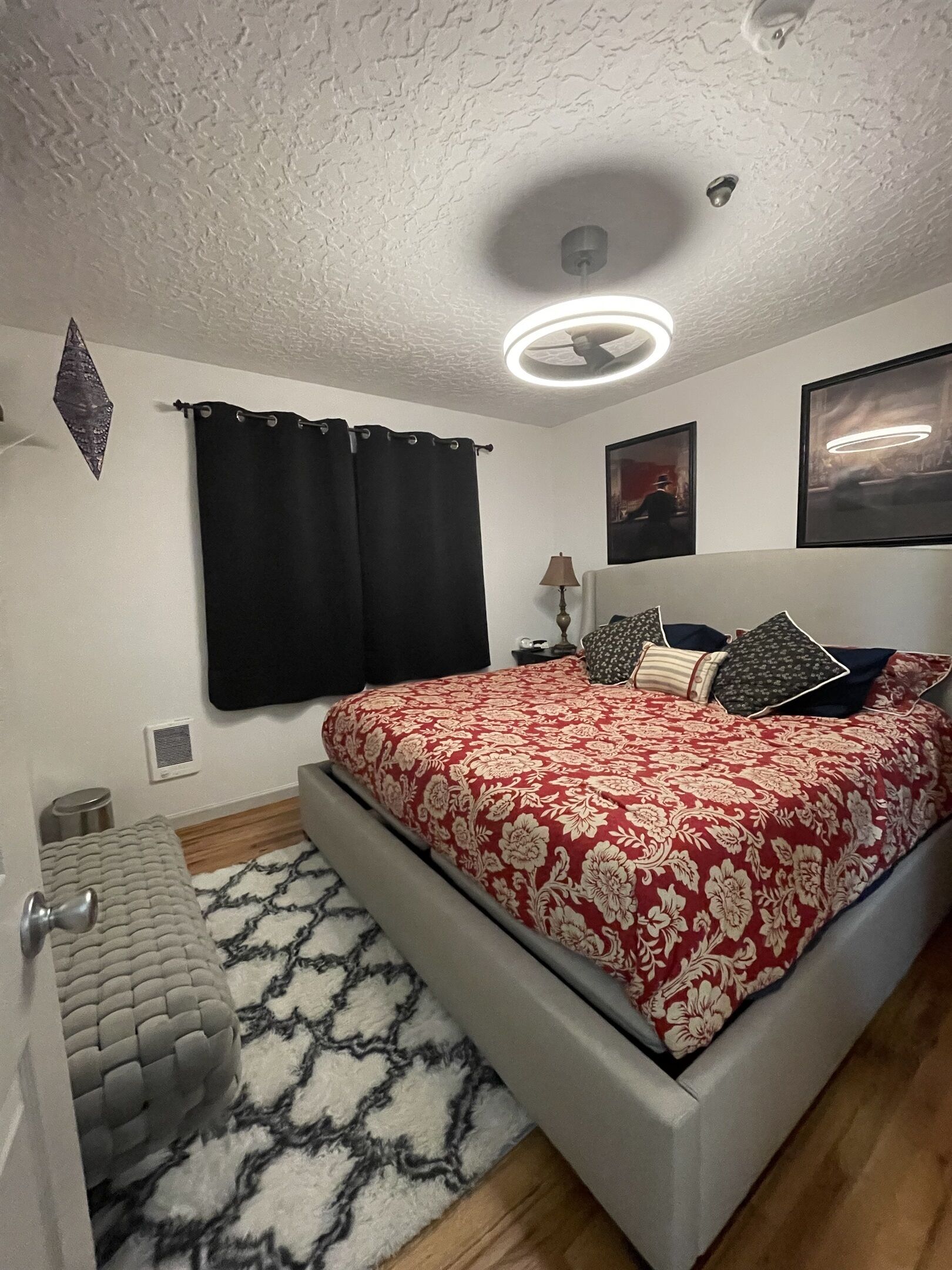 3 室のベッドルーム、デスク、WiFi (無料)、ベッドシーツ