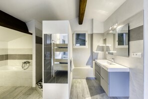 Dusche, Haartrockner, Handtücher