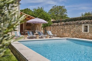 Een verwarmd zwembad