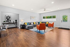 TV, fireplace - Fox Den 4 Suites, 2 EV chargers near Asheville, pets OK, free Biltmore pass, fast internet (Asheville)