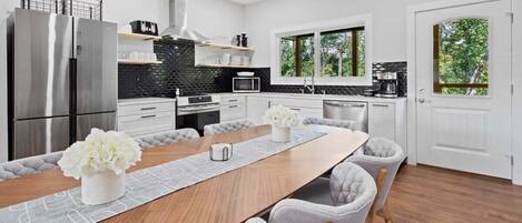 Een koelkast, een magnetron, een oven, een kookplaat