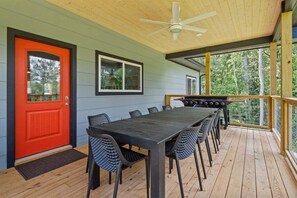 Outdoor dining - Fox Den 4 Suites, 2 EV chargers near Asheville, pets OK, free Biltmore pass, fast internet (Asheville)