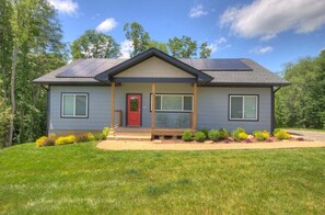 Exterior - Fox Den 4 Suites, 2 EV chargers near Asheville, pets OK, free Biltmore pass, fast internet (Asheville)