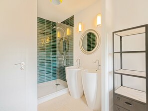 Shower, hair dryer, towels
