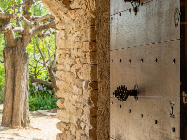 تفاصيل الفندق من الخارج