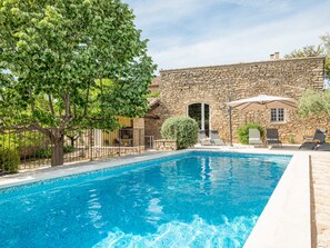 حمّام سباحة مُدفَّأ