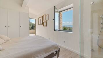 6 bedrooms, iron/ironing board, WiFi, bed sheets