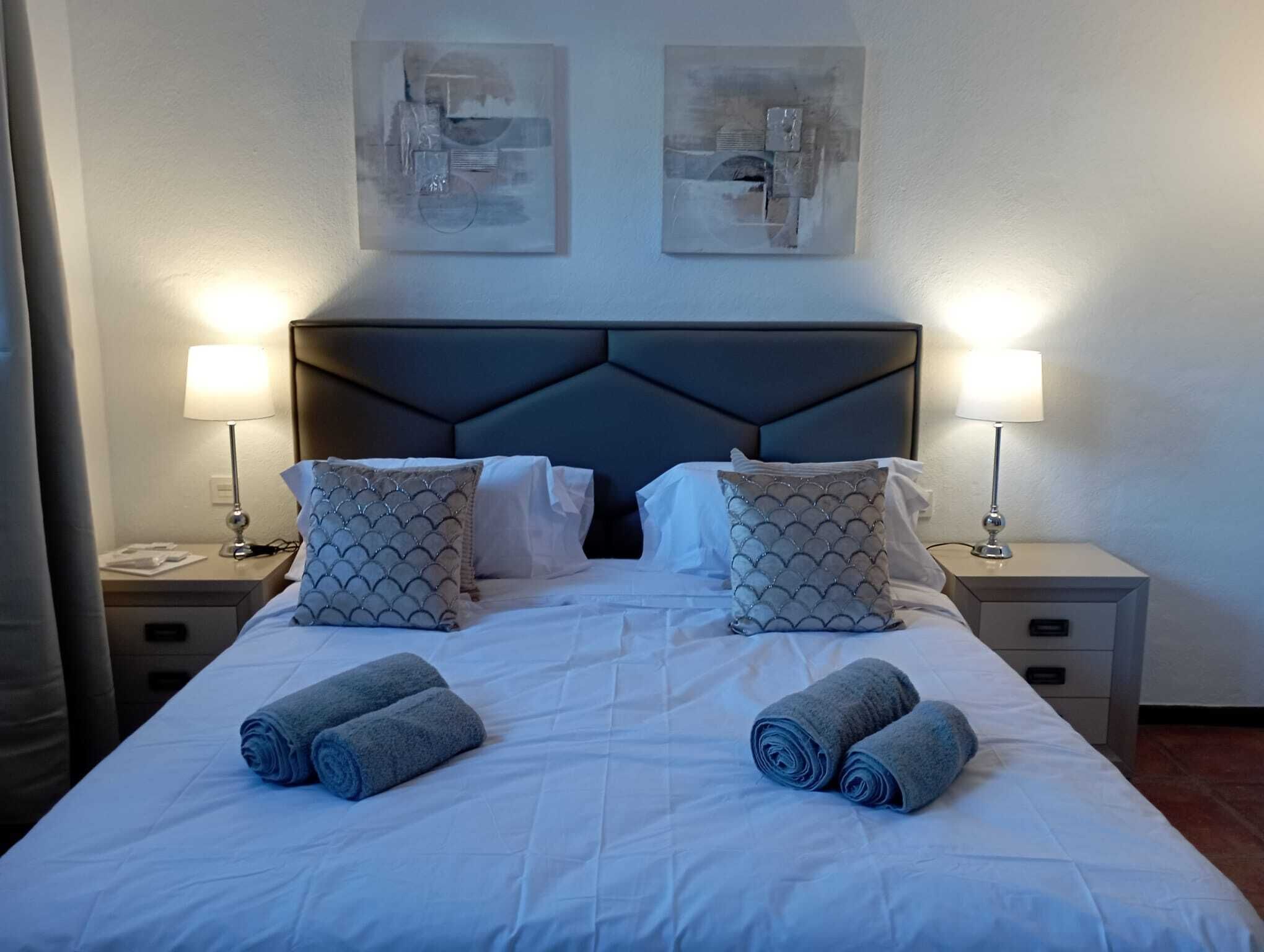 3 chambres, bureau, fer et planche à repasser, lit parapluie