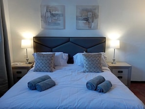 3 bedrooms, desk, iron/ironing board, travel cot - Village house in Benahavis close to all amenities (Benahavís)