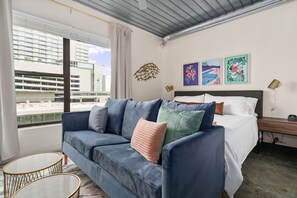1 bedroom, desk, iron/ironing board, travel cot - Lodgeur | Picture-perfect studio loft | Midtown (Houston)