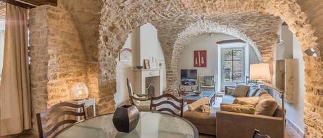 Televisie, een open haard en boeken