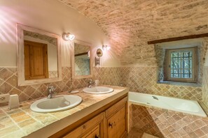 Dusch, hårtork och handdukar