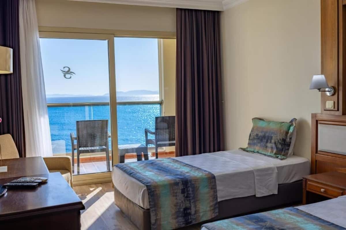 Standard Double or Twin Room, 1 Double Bed, Sea View, Beachfront | 1 bedroom, bed sheets