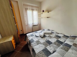 3 bedrooms, iron/ironing board, bed sheets