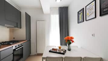 Appartamento Premium | Cucina privata | Frigorifero, microonde, forno, piano cottura