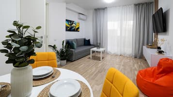 Apartamento premium | Área de estar | Smart TV 55 cm com canais a cabo, Netflix, serviços de streaming