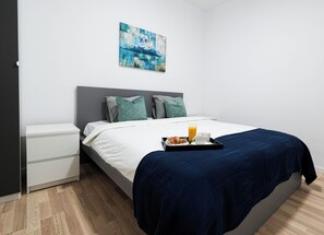 2 bedrooms, laptop workspace, blackout drapes, iron/ironing board - Gabi (Bucharest)