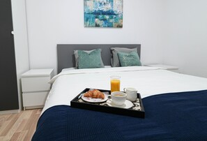 Premium Apartment | 2 bedrooms, laptop workspace, blackout drapes, iron/ironing board